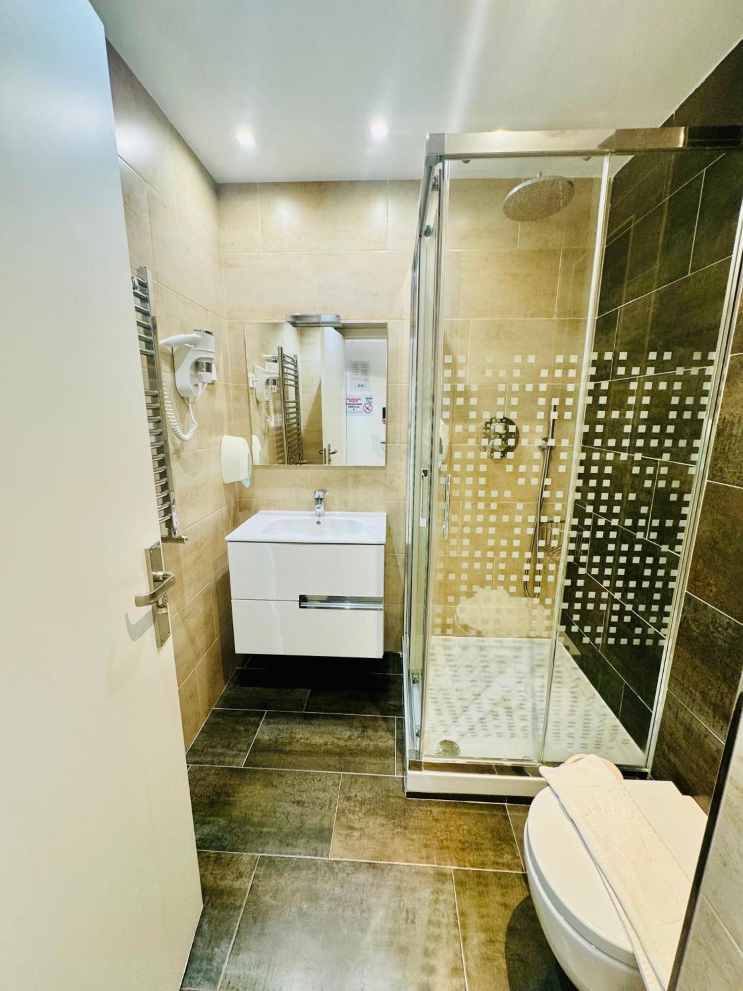Apartamentos Apolo มาดริด ภายนอก รูปภาพ